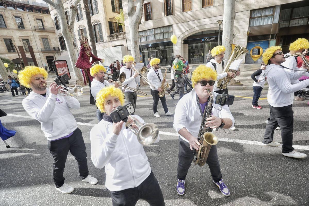 Sa Rueta llena de color Palma en un domingo gris y lluvioso