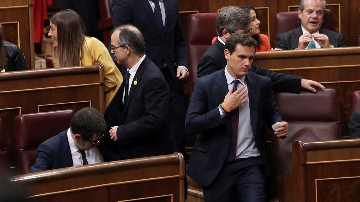 Albert Rivera pasa junto a Jordi Sànchez (sentado) y Jordi Turull, durante la sesión constitutiva de las Cortes