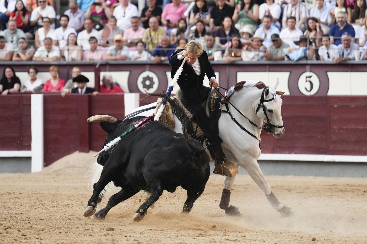 El rejoneador portugués Duarte Fernandes en su faena durante la corrida de este sábado en Las Ventas.