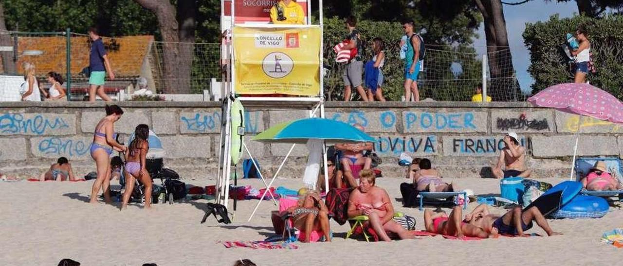 Personal de socorrismo en el arenal de Samil, ayer. // J.Lores