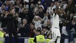 Lo que no se vio del Real Madrid - Atlético: el pique entre Vinicius y Simeone, la discusión de Munuera y Arbeloa y un palco con Ester Expósito