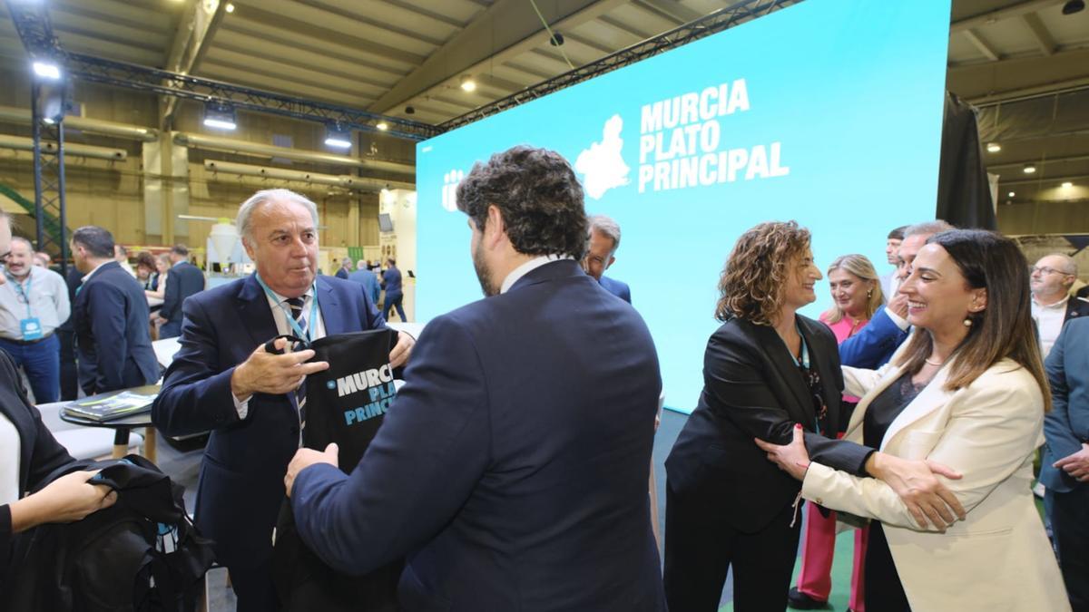 Visita institucional al stand de Cajamar en la feria Sepor.