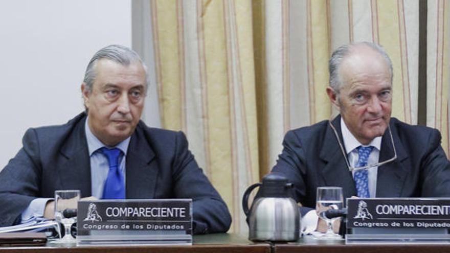 El presidente de Adif, Gonzalo Ferre (d), y el de la compañía operadora Renfe, Julio Gómez-Pomar