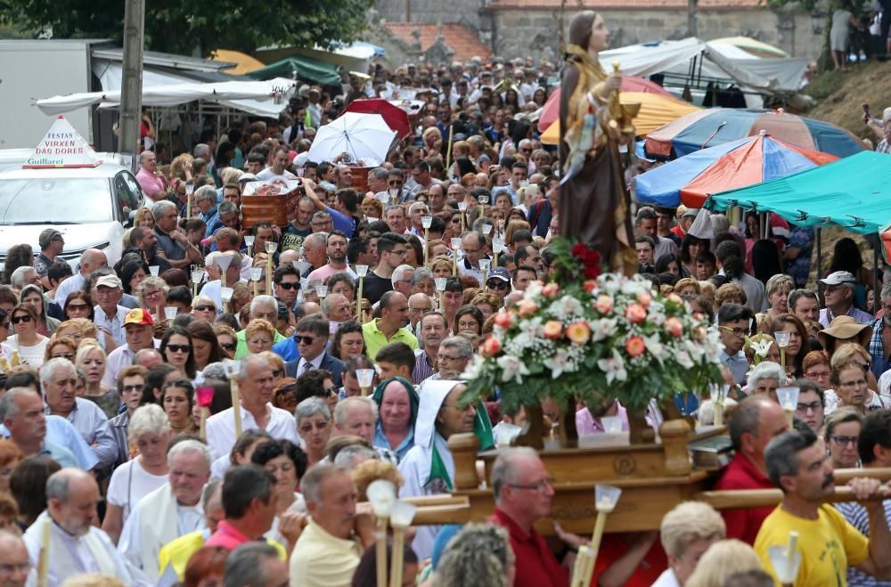 Una decena de personas desfilaron dentro de un ataúd en As Neves para dar gracias por "volver de entre los muertos".