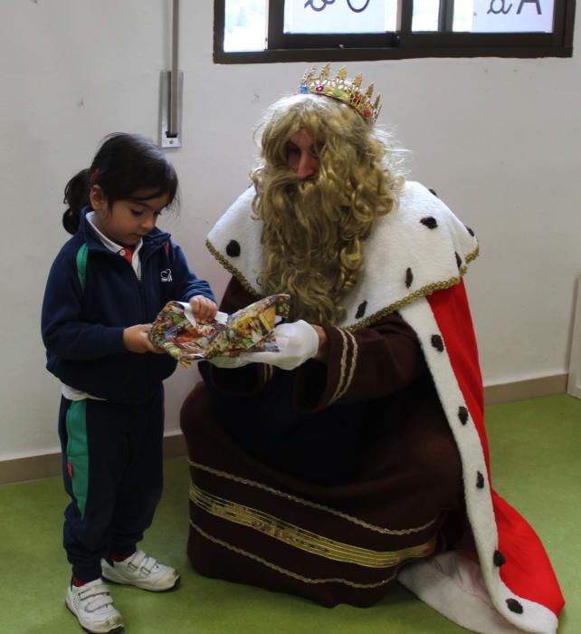 Los Reyes Magos visitan el colegio de Las Esclavas