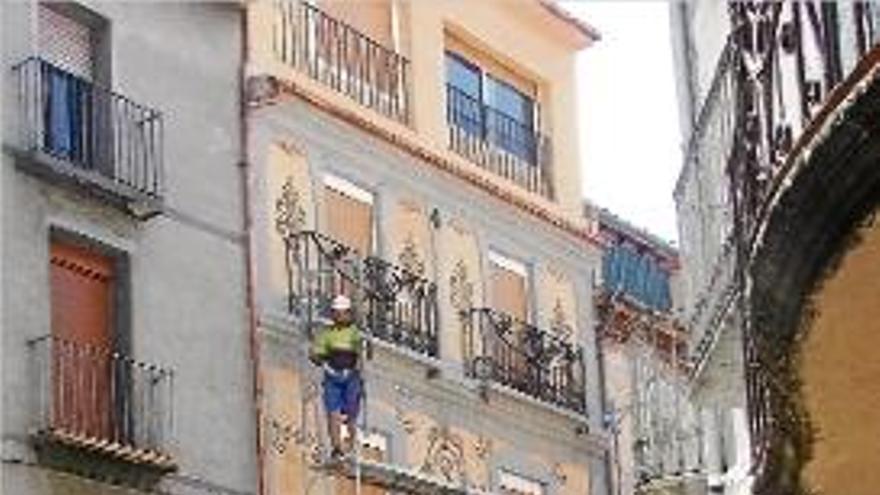 Els operaris ahir desmuntaven la bastida d&#039;una façana a Olot.