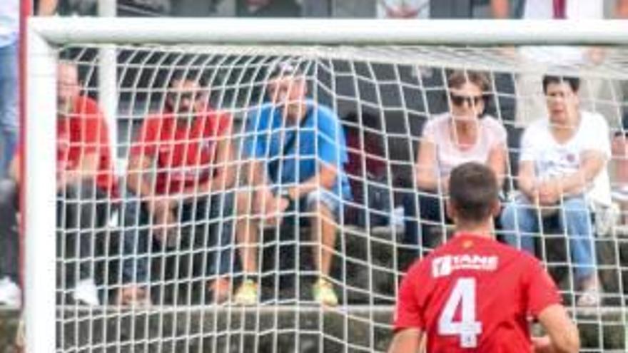 Xavi Ginard aturant la pilota durant L&#039;Olot-Atlètic Llevant.