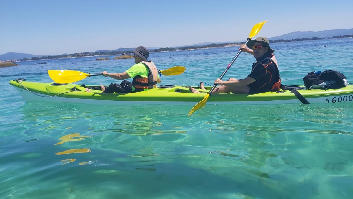 Navegando en kayak por la ría.