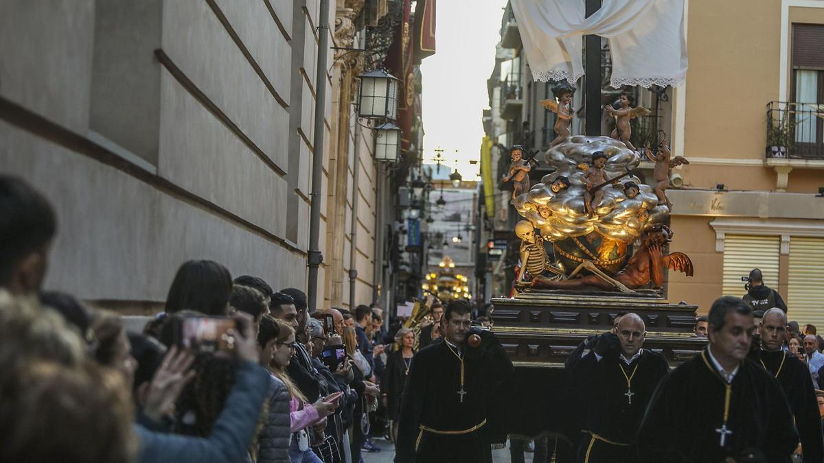 El trono de La Diablesa en la procesión del Santo Entierro