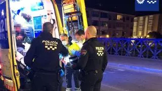 Encuentran a un joven en Murcia acuchillado en el cuello