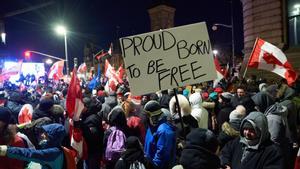 Un grupo de camioneros protesta contra las restricciones para los no vacunados por covid en Ottawa, Canadá