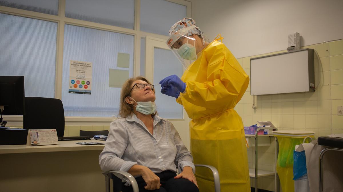 Una sanitaria realiza un test rápido de antígenos de detección de coronavirus. Archivo.