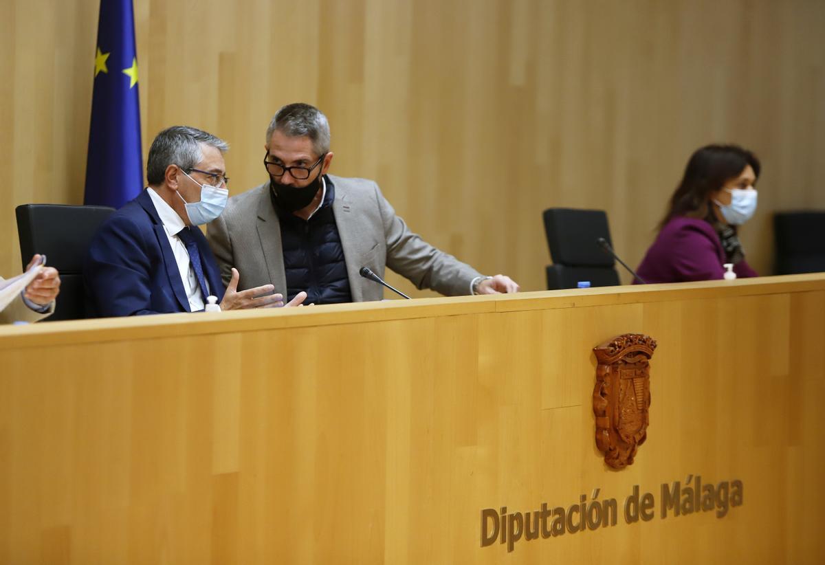 Salado y Maldonado charlan durante el pleno