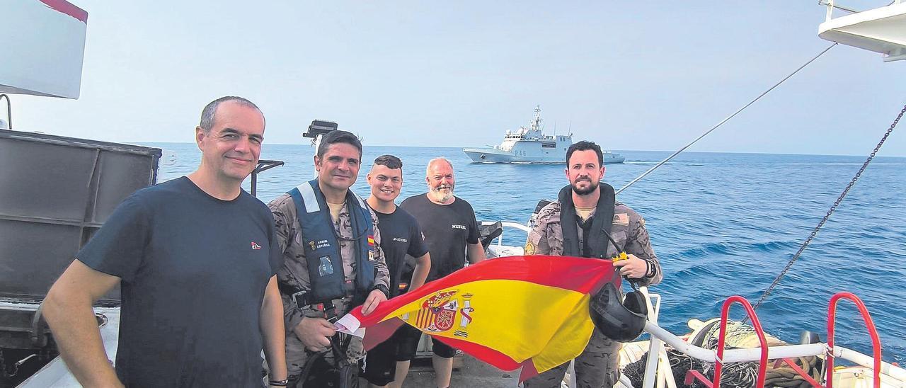 Mlitares del buque 'Furor', con pescadores españoles en aguas de África.