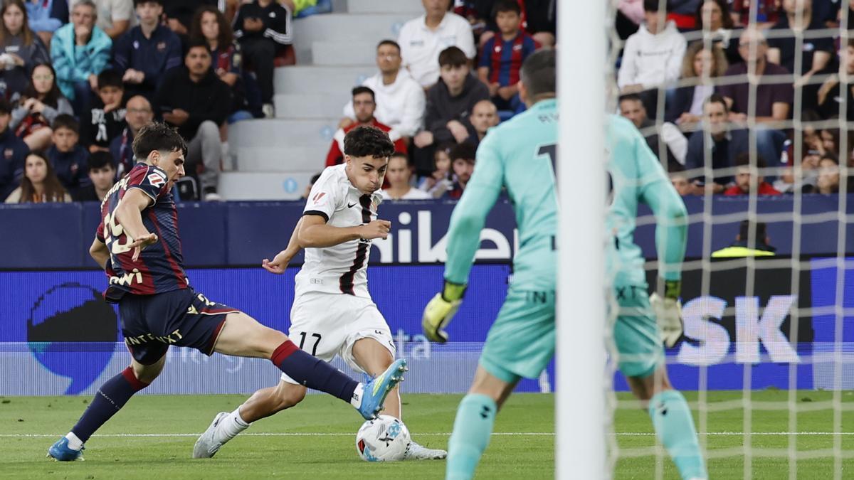 Jan Virgili pone un centro en el partido ante el Levante.