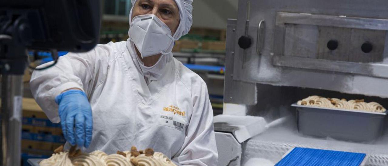Una trabajadora en la fábrica de Helados Alacant. | RAFA ARJONES