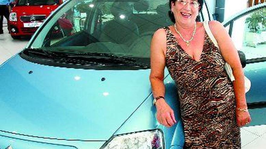 Casilda González Moure posa sonriente ante el decimoquinto Citroën C3 regalo de FARO. / Jesús de Arcos