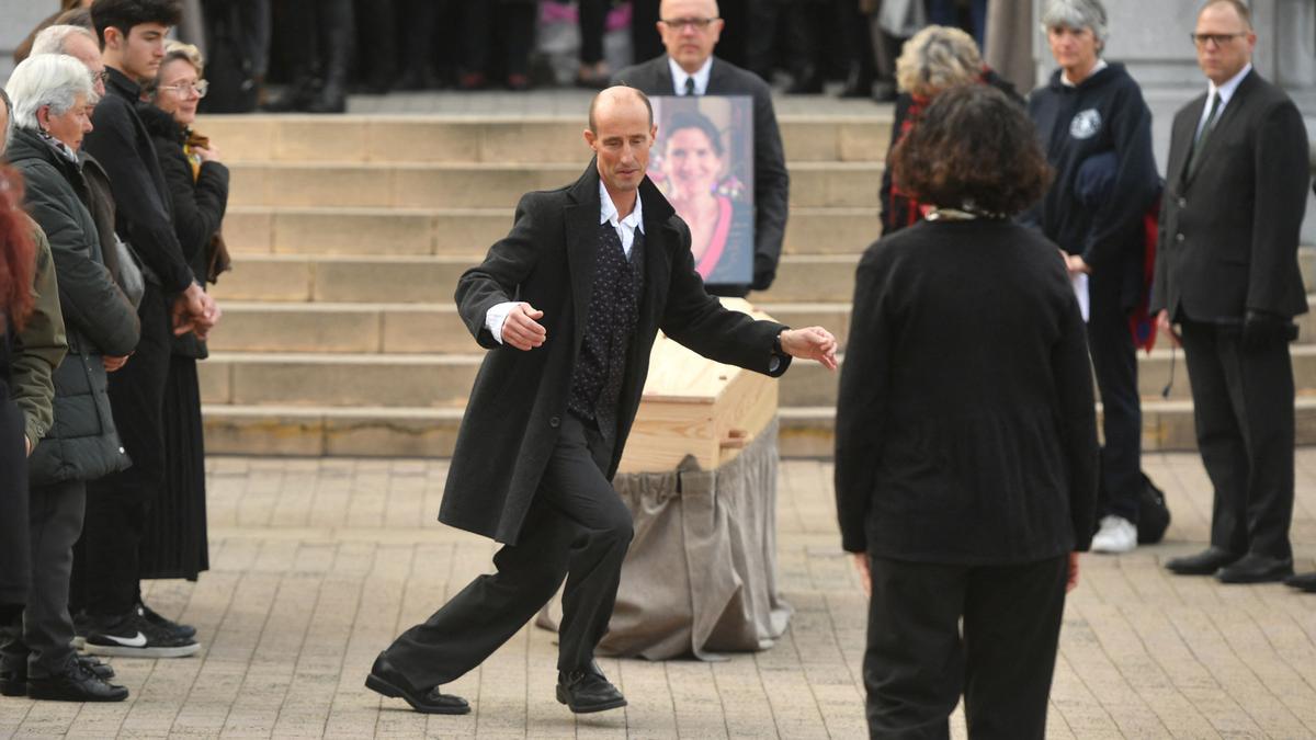 El compañero de Agnes Lassalle, Stephane Voirin, baila cerca del ataúd durante la ceremonia fúnebre de la profesora de francés Agnes Lassalle en Biarritz, Francia