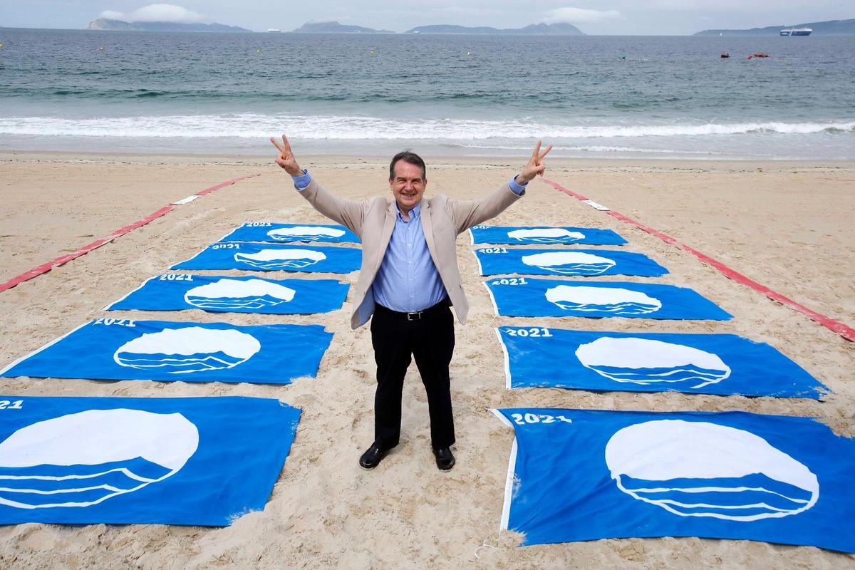 Caballero con las 10 banderas azules que lucieron las playas de Vigo en 2021.