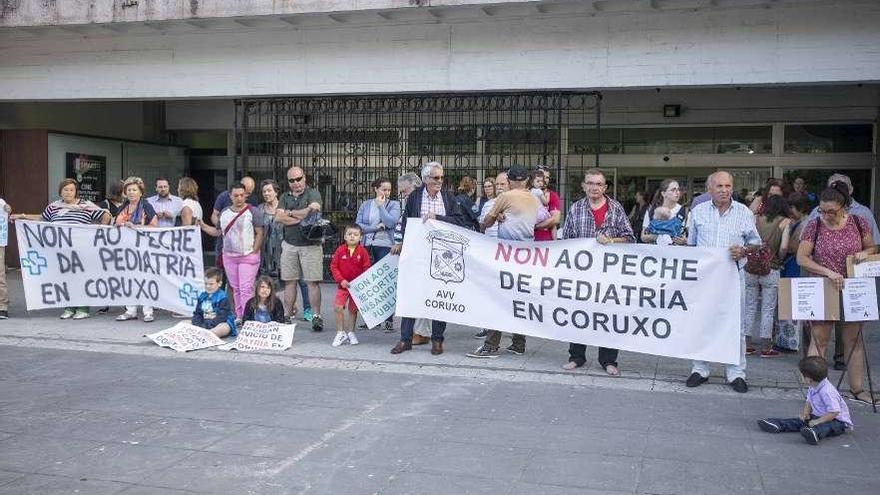 Protesta de padres por la supresión de la consulta de Pediatría en Coruxo (Vigo).