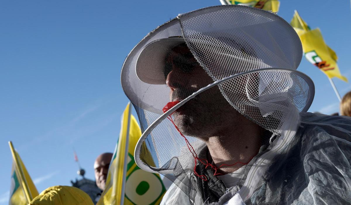 Protesta de agricultores y ganaderos ante el Ministerio de Agricultura, en Atocha, contra el acuerdo de libre comercio de Europa y Mercosur.