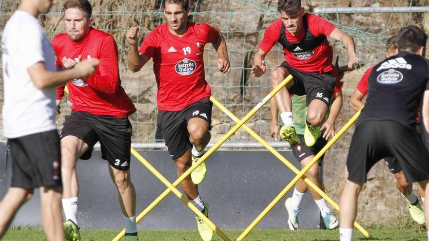 Fontás, Jonny y Jozabed, durante un ejercicio físico en A Madroa. // Cristina Graña