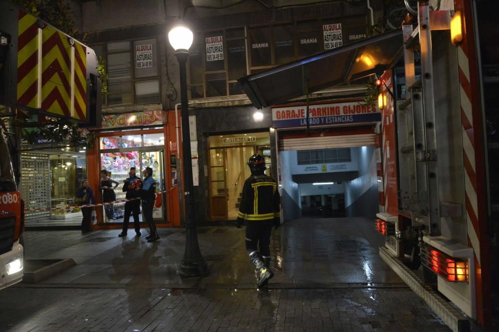 Intervención de los bomberos en un incendio de Gijón