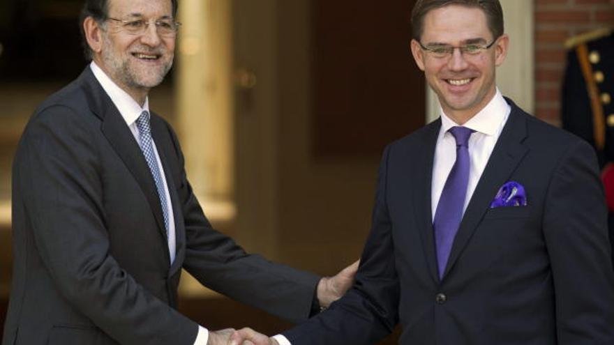 Rajoy recibe al primer ministro de Finlandia, Jyrki Katainen, a las puertas del Palacio de la Moncloa.