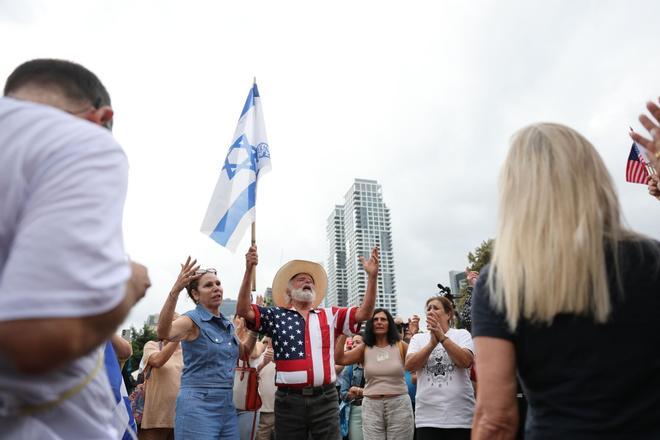 tel aviv (Israel), 09/10/2025.- People celebrate after a peace deal is announced at Hostages Square in Tel Aviv, Israel, 09 October 2025. US President Donald Trump announced that Israel and Hamas have agreed on the first phase of his Gaza peace plan. The deal involves the release of Israeli hostages and Palestinian prisoners, the withdrawal of Israeli forces, and the delivery of humanitarian aid to Gaza. EFE/EPA/ABIR SULTAN