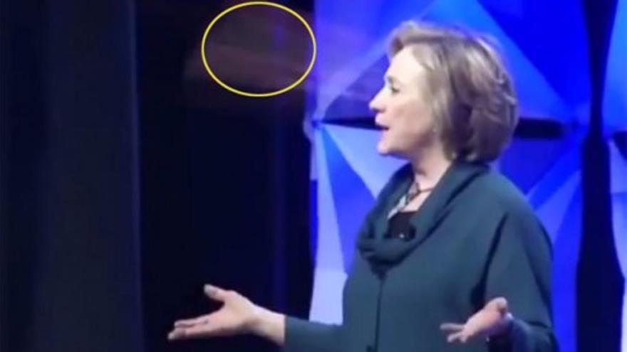Lanzan un zapato a Hillary Clinton durante un discurso