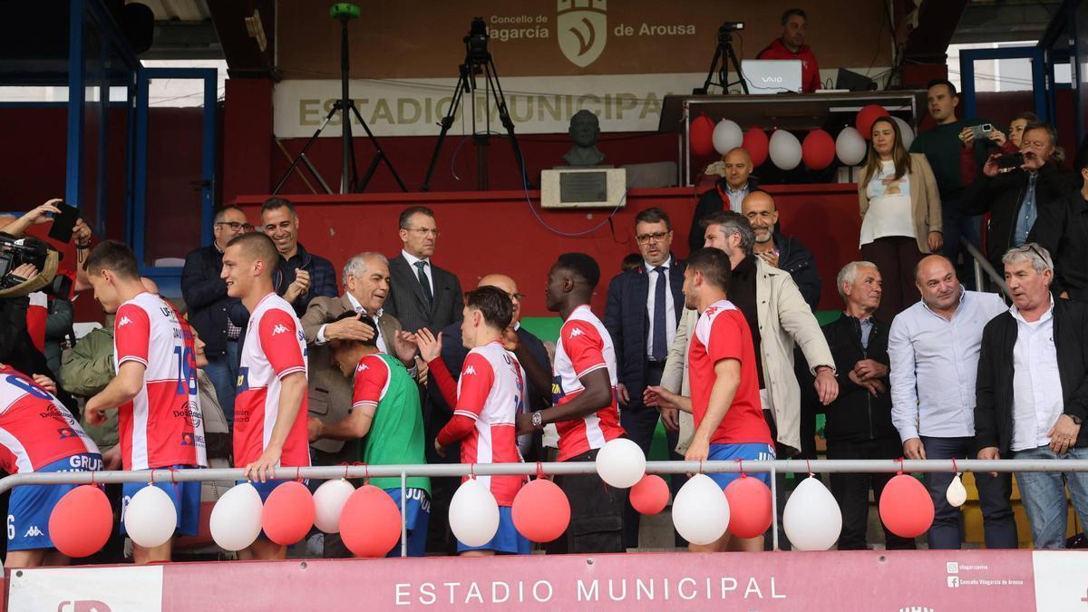 Abalo saluda a sus jugadores tras el encuentro del ascenso a 2ª RFEF