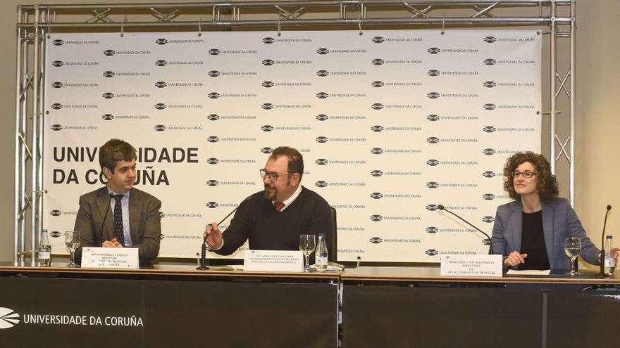 El director de Tranvías, Ignacio Prada, a la izquierda, en la presentación de las jornadas ayer.