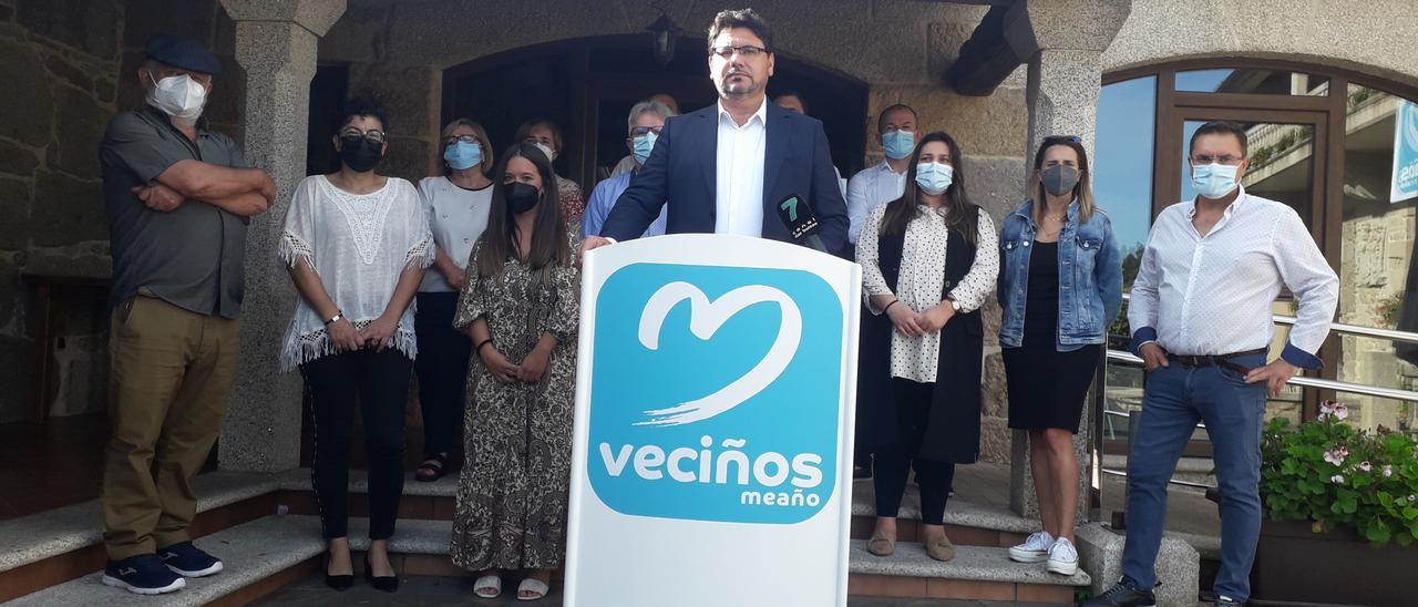 Presentación de Veciños de Meaño, con Carlos Viéitez en el centro