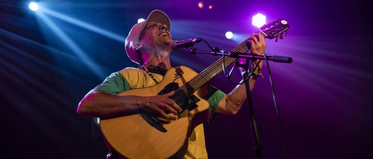 Manu Chao en un moment del concert que va oferir a la sala manresana, on no actuava des de feia una dècada | OSCAR BAYONA