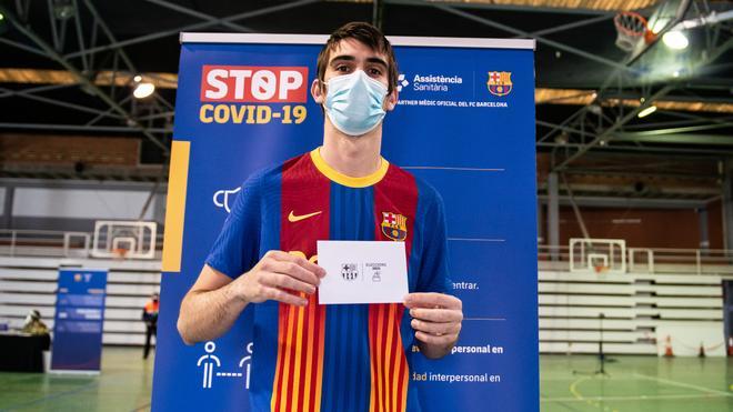 Un socio exhibiendo la equipación que lucirá el primer equipo en el Clásico