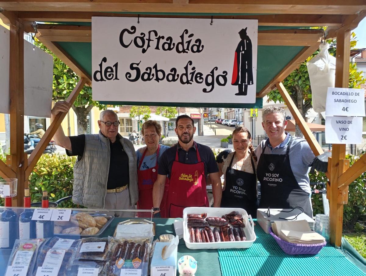 Por la izquierda, Víctor García, Teresa Jaimen, Víctor Mencía, Carina Otero y Miguel Cuesta, de la Cofradía del Sabadiego.