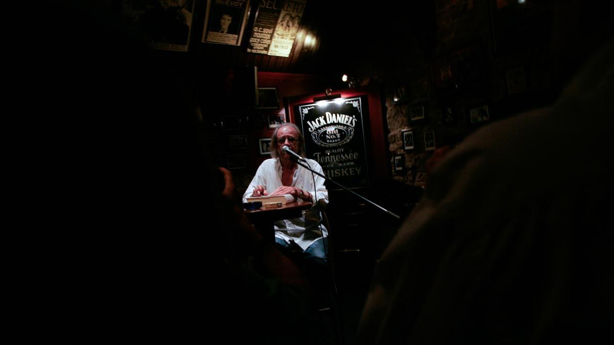 Luis Eduardo Aute, en un recital de poesía en el Don Floro, en 2010.