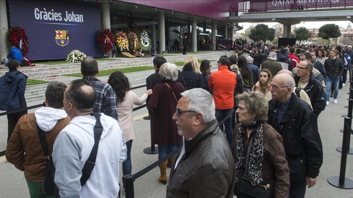 Permanente desfile de aficionados en el Camp Nou para rendir  homenaje a la figura de Johan Cruyff.