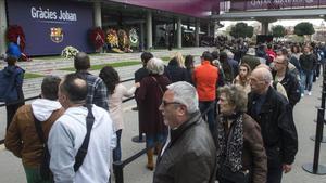 Permanente desfile de aficionados en el Camp Nou para rendir  homenaje a la figura de Johan Cruyff.