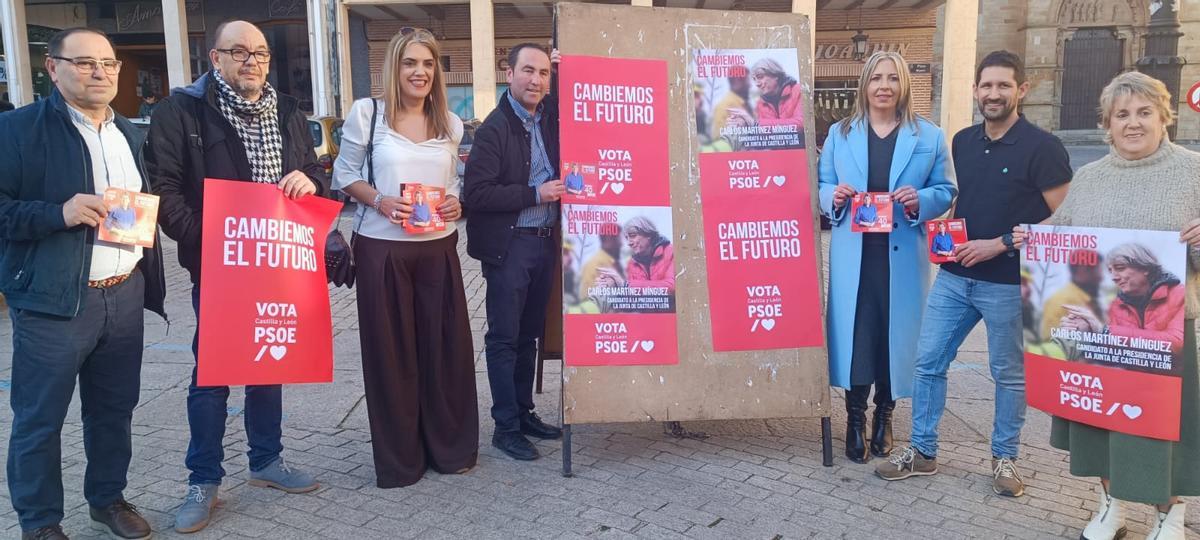Patricia Martín con miembros de la candidatura y concejales y militantes en la pegada virtual de carteles.