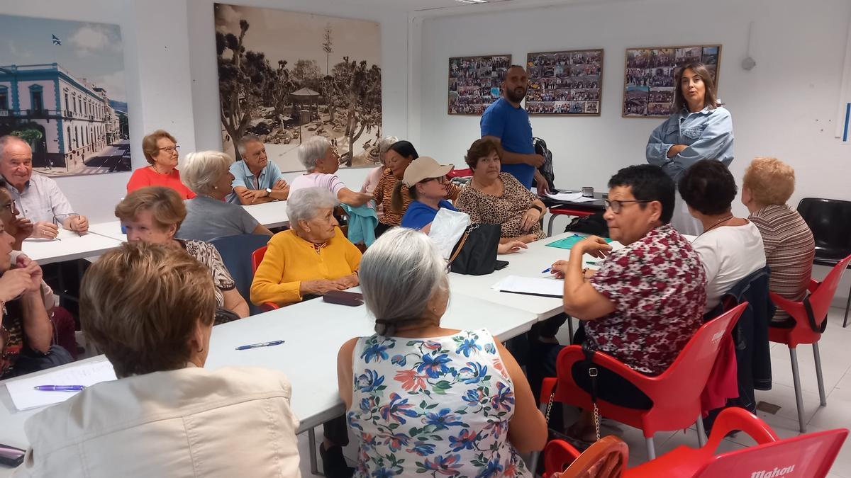 La concejala del Instituto Municipal de Atención Social, con los mayores de El Chapatal.