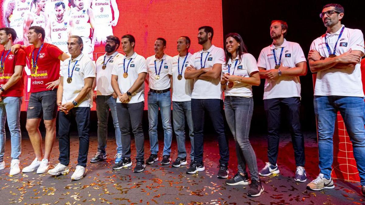 La especialista isleña disfruta del homenaje a los campeones con Sergio Scariolo y su staff técnico.  | RFEB