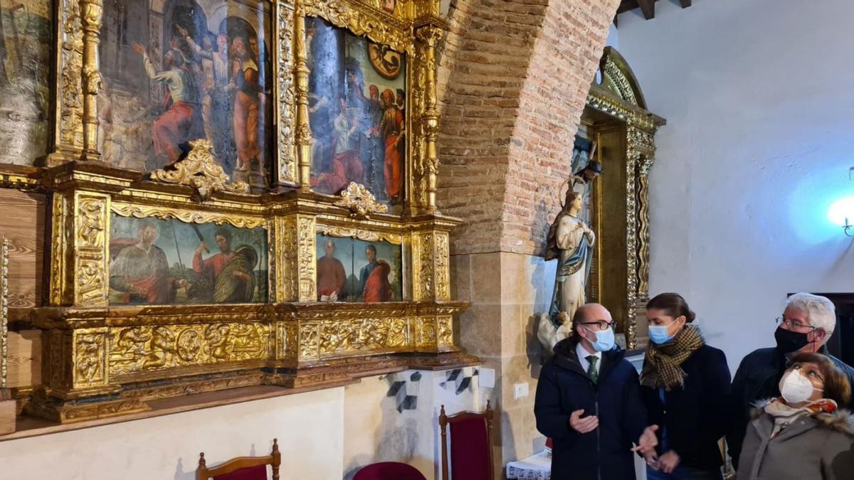 El consejero y la subdelegada visitan las restauración del retablo. | Cedida