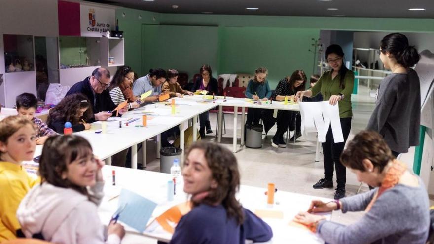 Asistentes al taller sobre cultura tradicional china