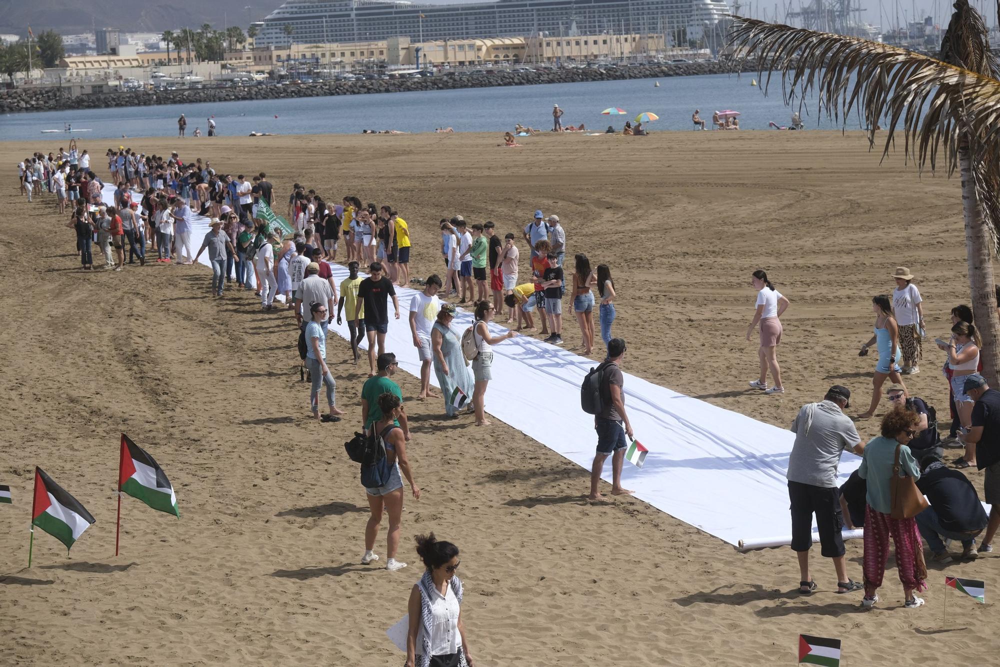 500 banderas por Palestina en la playa de Las Alcaravaneras.