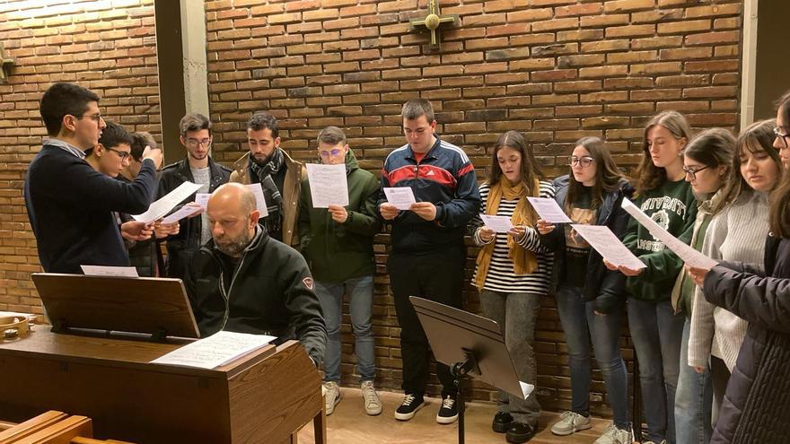 Una iglesia de Alzira recupera el canto gregoriano en la liturgia