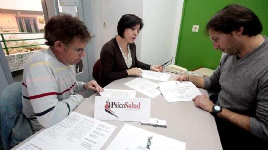 Miembros de la asociación reunidos en el despacho donde atienden en Benidorm.