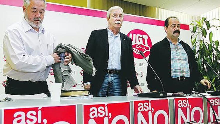 De izquierda a derecha, Antonio Pino (CC OO), Justo R. Braga (UGT) y Francisco Baragaño (USO), ayer, en Oviedo.