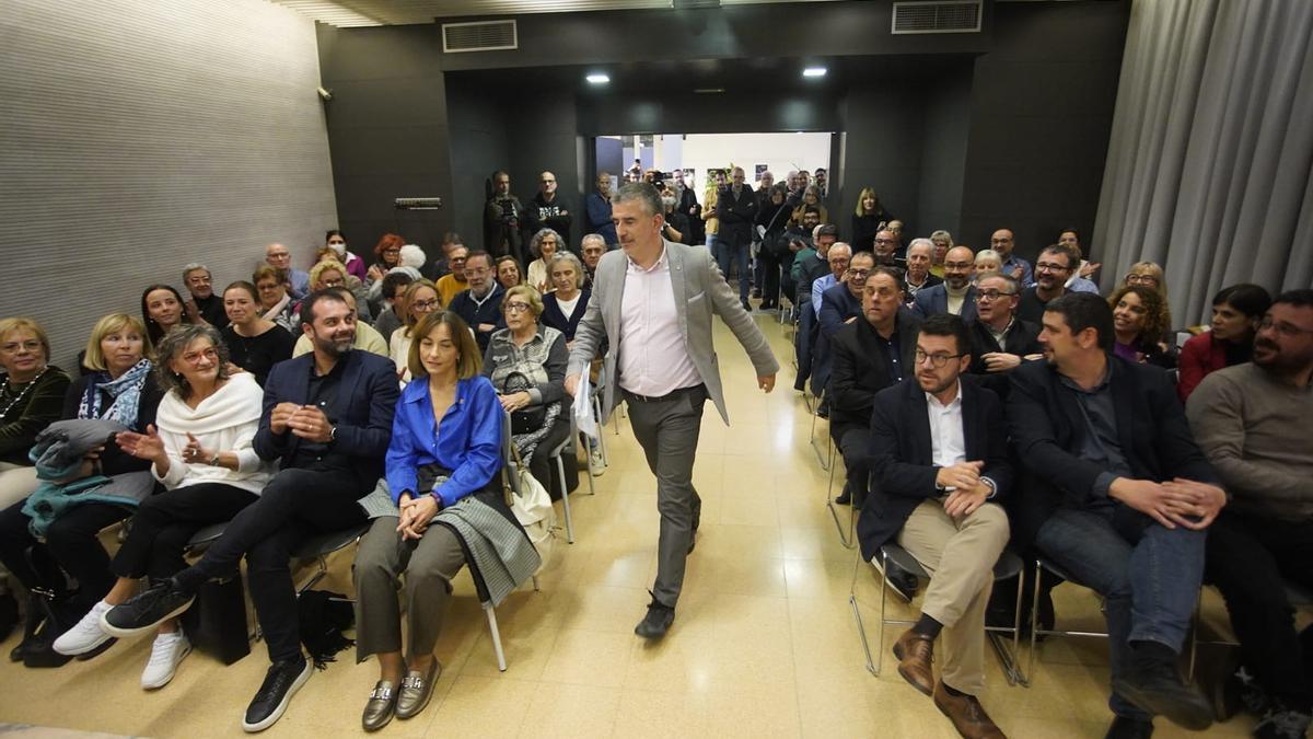 Jordi Viñas entrant a la sala de plens de l'Ajuntament de Salt.