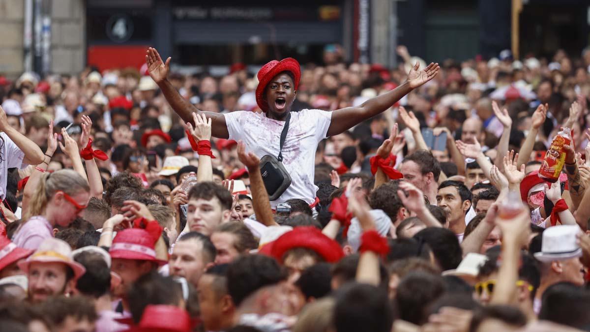 Cientos de personas en la Plaza Consistorial de Pamplona este miércoles antes del chupinazo de los Sanfermines 2022.